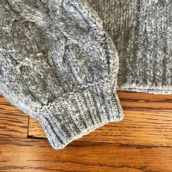 Grey abercrombie sweater - Picture 5 of 9